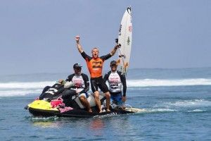 Mick Fanning winning Tahiti12 ASP