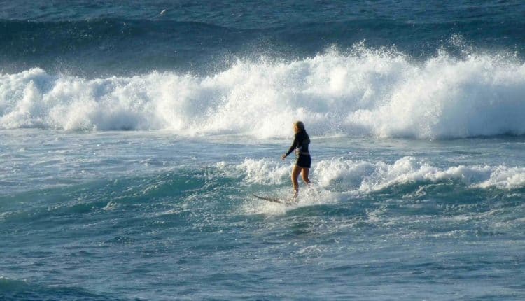 jenny surft wellenreiten maui superflavor