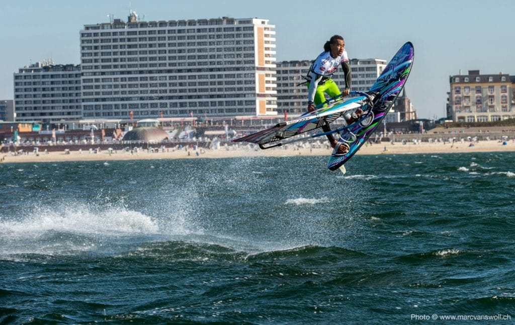LEON JAMAER und TONKY FRANS surfen mit Chiemsee 1 Chiemsee Action Tonky Frans CREDIT www.marcvanswoll.ch